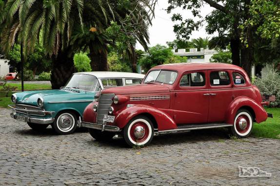 Carros antigos estacionados no centro histórico de Colonia del Sacramento, no sul do Uruguai
